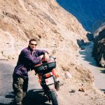 Min kompis PJ tog motorcykel och åkte från Erstagatan på söder till Nepal. Jag flög ikapp honom i norra Pakistan och hängde med sista biten på bönepallen. Norra Pakistan var helt fantastiskt, vänligt och vackert. Vi fortsatte in i Kina men vände för vi längtade tillbaka. Att åka motorcykel genom låglandet i Pakistan och Indien är däremot inget jag planerar att göra igen. Den trafiken kräver pansarvagn om det skall kännas säkert.